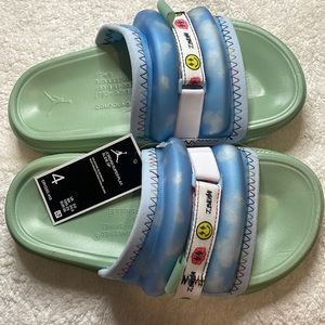 New Jordan JBalvin slides. Men size 4 Women size 6